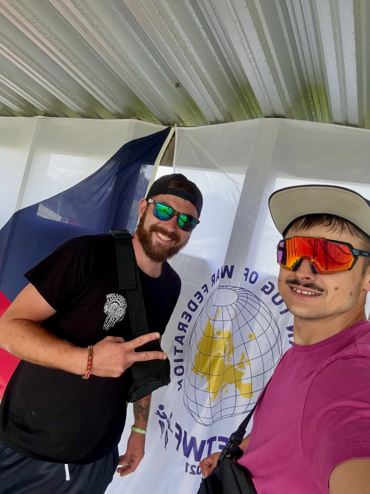 Pod vlajkou pořádající Evropské federace přetahování lanem (ETWF).